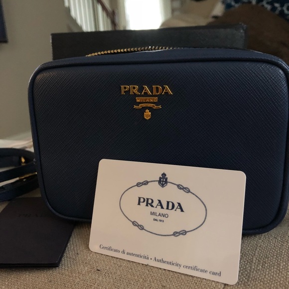 ** SOLD **PRADA
Saffiano leather crossbodyLike new - Picture 6 of 8